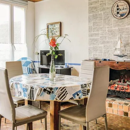 2 Bedroom Amazing In Sur Mer Ferienhaus Anneville-sur-Mer